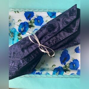 Vintage Plastic Serving Tray with 4 Damask placemats